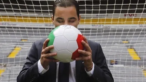 Omar Bravo se retiró oficialmente del fútbol.