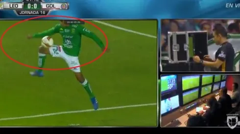 Miguel Herrera cometió una mano dentro del área