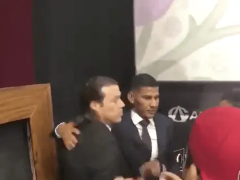 El emotivo abrazo entre Matías Almeyda y Carlos Salcido