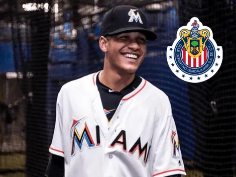 Jugador de Béisbol no evitó mostrar su amor por Chivas