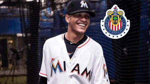 Jugador de Béisbol no evitó su amor por las Chivas de Guadalajara.