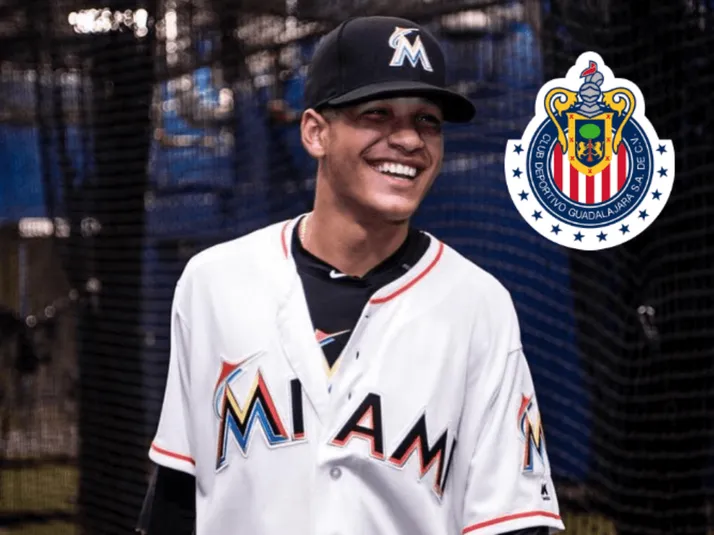 Jugador de Béisbol no evitó mostrar su amor por Chivas