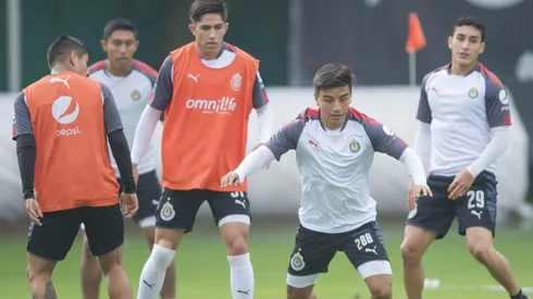 Chivas entrenó bajo la observación de sus aficionados en Verde Valle.