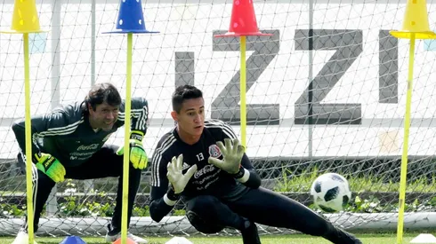 Raúl Gudiño se prepara para el duelo entre México y Chile.