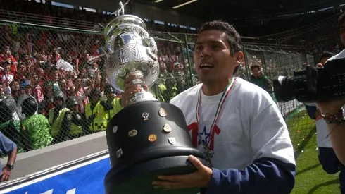 Morales celebrando su campeonato en 2006