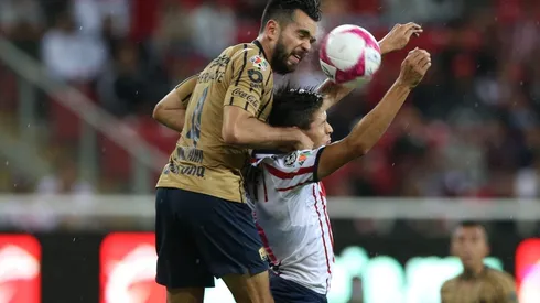 Chivas tiene dos partidos seguidos cayendo ante Pumas / Getty Images