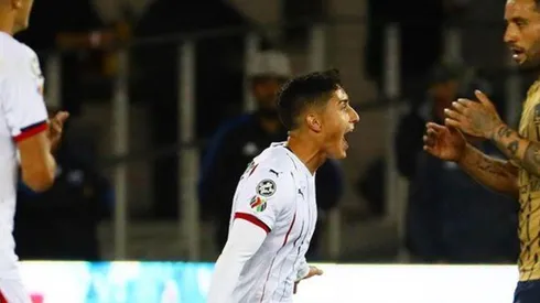 Alejandro Zendejas celebra el segundo tanto del Rebaño Sagrado / Chivas de Guadalajara