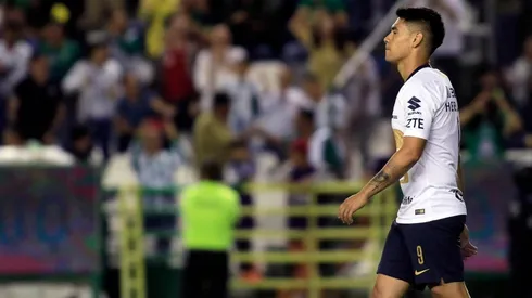 Felipe Mora le ganó de cabeza a los dos centrales de Chivas / JAM Media