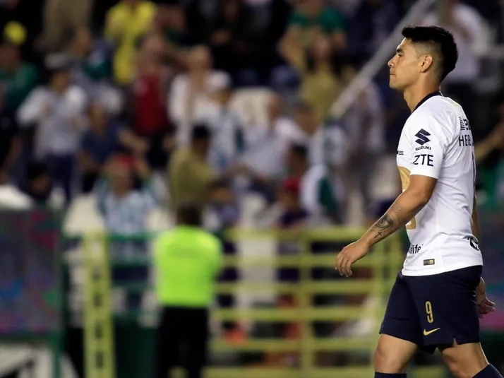 Felipe Mora le ganó a los centrales de Chivas y así marcó