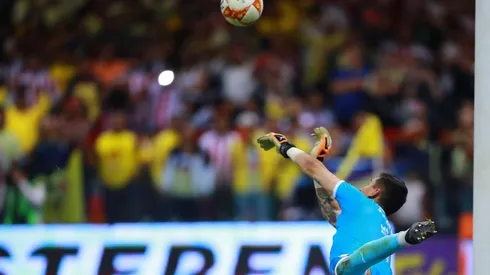La atajada de Raúl Gudiño a Mateus Uribe permitió que Chivas sumara un punto