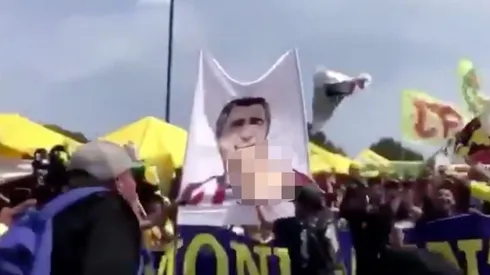 La porra de América cargó con todo contra el presidente de Chivas, Jorge Vergara.