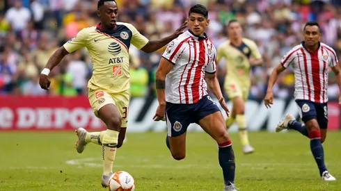 Alan Pulido definió con frialdad luego del pase de Van Rankin