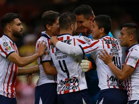 Fanaticada de las Chivas cantan el "ole" en el Estadio Azteca
