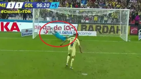 Raúl Gudiño voló para detener el lanzamiento de Mateus Uribe