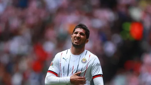 Jair Pereira porta con mucha personalidad el gafete de capitán de Chivas.