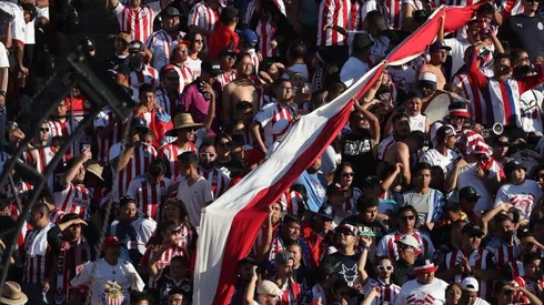 La porra de Chivas de Guadalajara demostrando que están presentes en buenas y malas