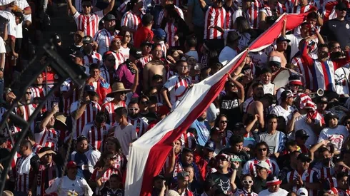 Jorge Vergara felicitó a la porra rojiblanca que se hizo sentir en Los Ángeles
