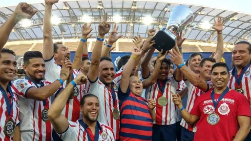 El equipo de artistas y leyendas de las Chivas celebró en Los Ángeles
