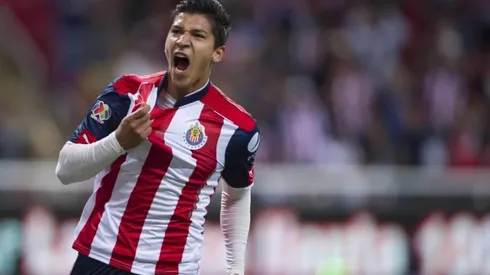 Ángel Zaldívar festejando con la playera de Chivas.