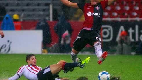 Brizuela debió batallar mucho en el húmedo césped del Jalisco