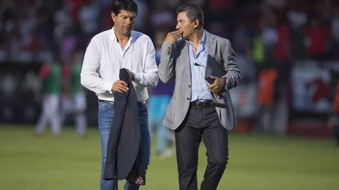 AMIGOS. Muy buena onda con su colega rival. (Foto: Mexsport).