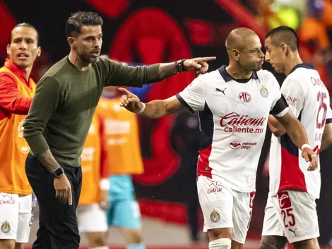 La postura del vestidor de Chivas que no condice con Gago y Chicharito