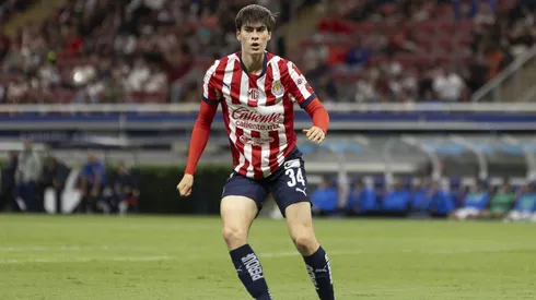 Armando González salió lesionado en Chivas vs. Rayados.