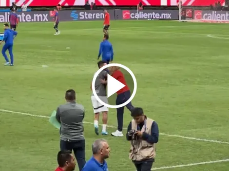 ¡ídolos en Europa! Chicharito y el emotivo saludo con el Tecatito Corona antes del Chivas vs. Rayados
