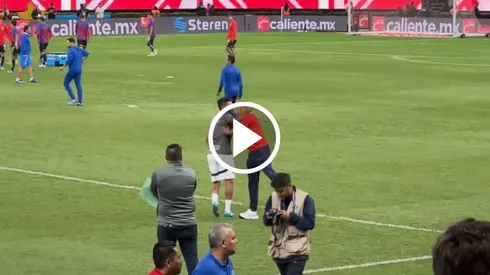 Así fue el saludo entre Chicharito y Tecatito Corona.