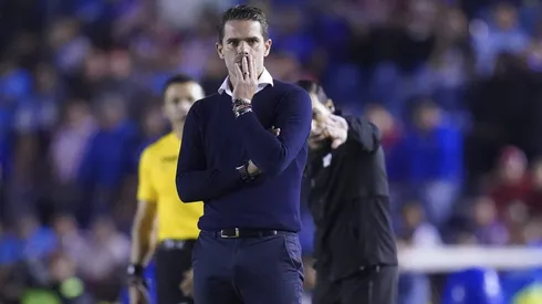 Fernando Gago volvió a justificar una caída en el Estadio Ciudad de los Deportes