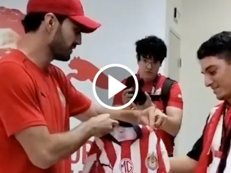 Emotivo detalle de Pollo Briseño con vendedor de frituras del Akron