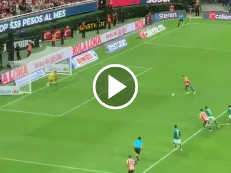 Piojo Alvarado adelantó a Chivas tras revisión en el VAR