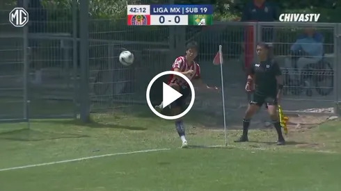 Cristian Inda elevó un tiro de esquina que terminó en el arco de León pero fue anulado