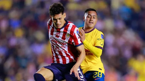 Chiquete disputa un balón con Chiquito.