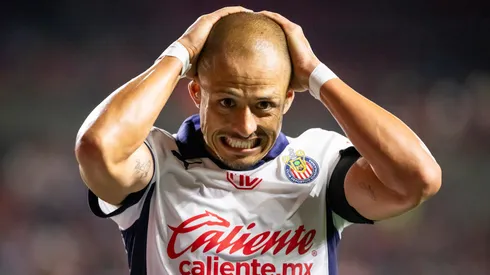 Chicharito explotó contra el arbitraje en pleno Clásico Tapatío y ahora será sancionado