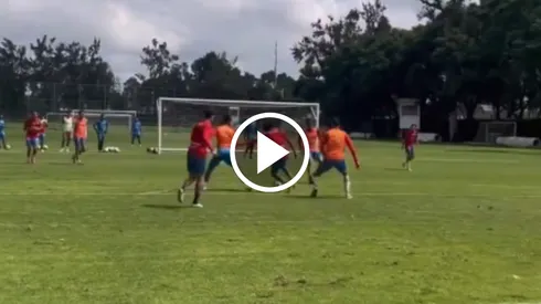 Yael Padilla marcó un golazo en la práctica de Chivas.