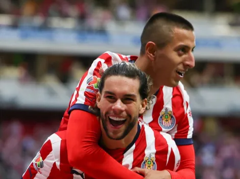 ¿Cómo van Cowell y Alvarado en la tabla de asistencias?