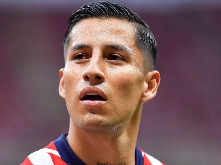 Chivas no lo despidió y León hizo oficial la llegada de Carlos Cisneros