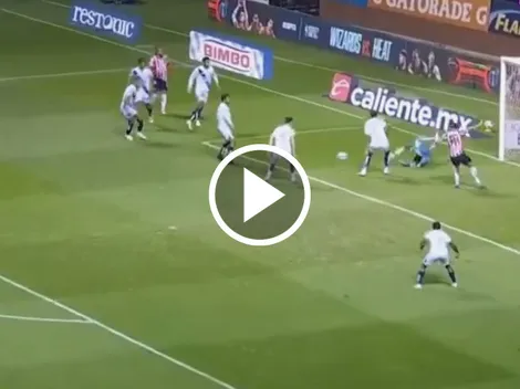 Wacho Jiménez evitó el gol de Chivas