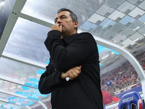 Ortega y la varita mágica con jugadores de Chivas