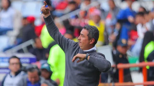 Arturo Ortega da instrucciones a sus jugadores.