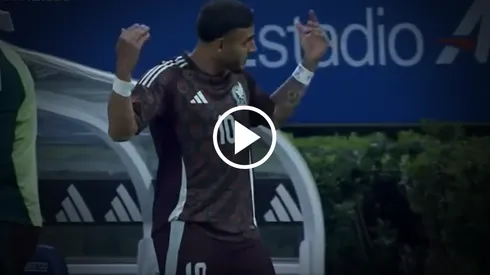 Alexis Vega reaccionó de la peor forma ante los gritos que le dedicó la afición de Chivas en el Estadio Akron