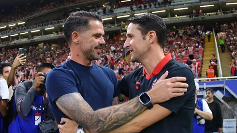 Cordial saludo entre Fernando Gago y Beñat San José en la previa del Clásico Tapatío que se disputó en el Akron