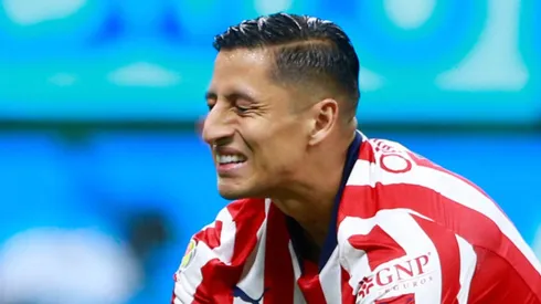 Cisneros en acción con Chivas.