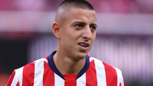 Roberto Alvarado en juego de Chivas.