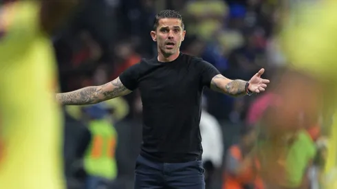 Fernando Gago en un juego ante América.