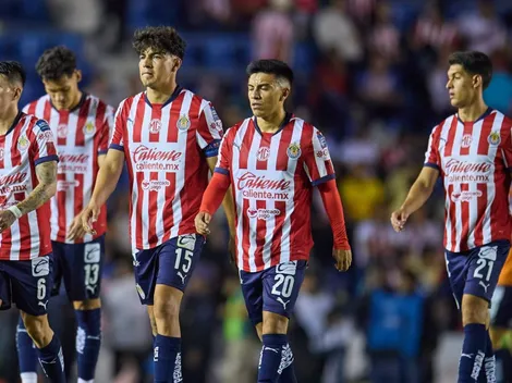 Jugadores de Chivas lanzan explosivo a la prensa