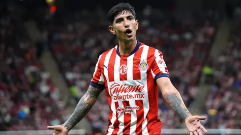 El impedimento que frena la salida de Víctor Guzmán de Chivas