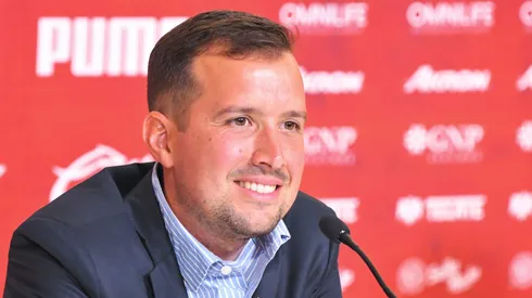 Directiva de Chivas ya habría viajado a Europa por su entrenador