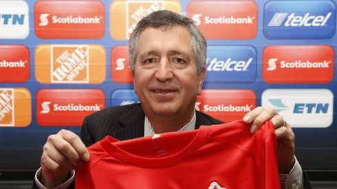 El empresario dejó su lugar para Amaury Vergara.